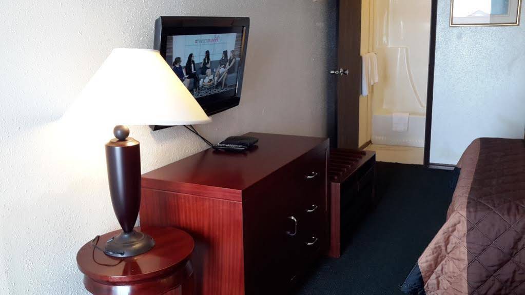 Red Deer Inn & Suites