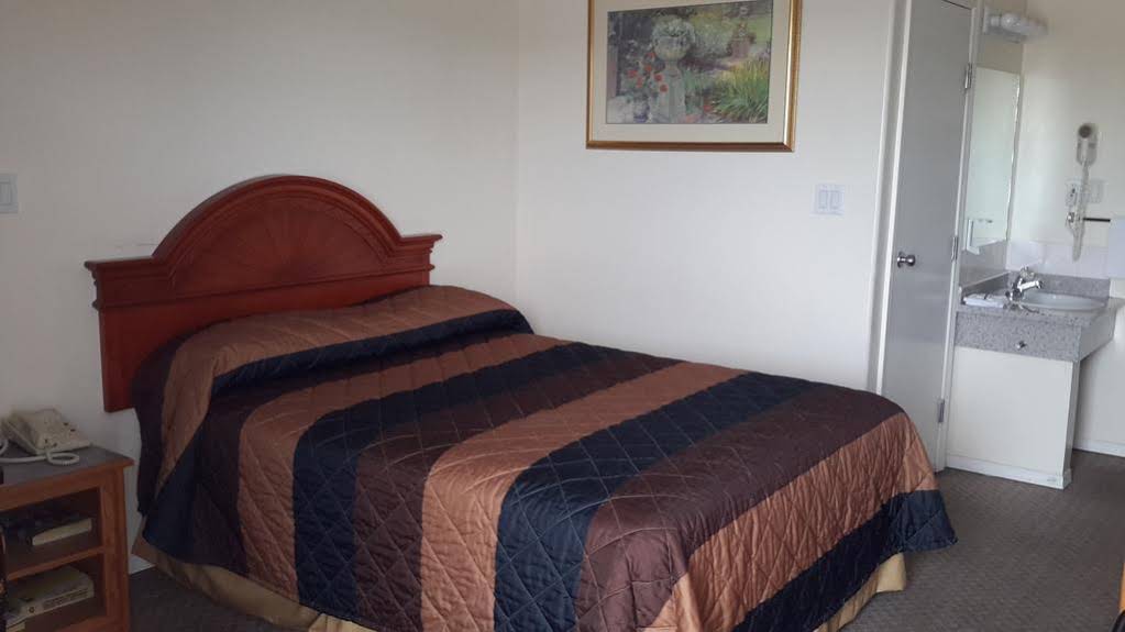 Red Deer Inn & Suites