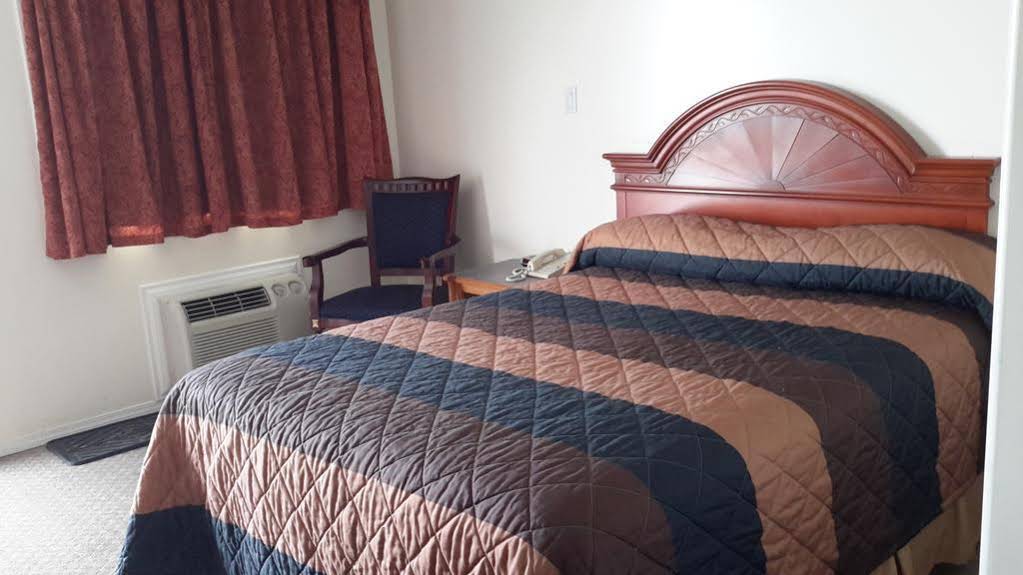 Red Deer Inn & Suites