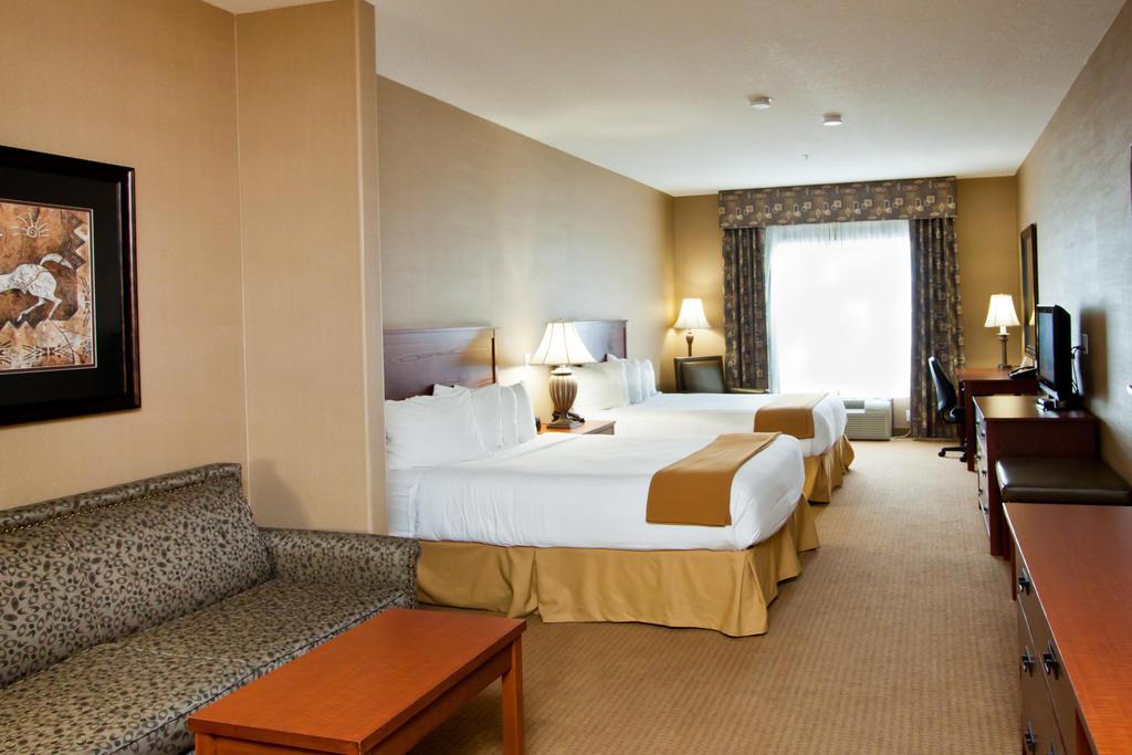 Days Inn & Suites by Wyndham Strathmore