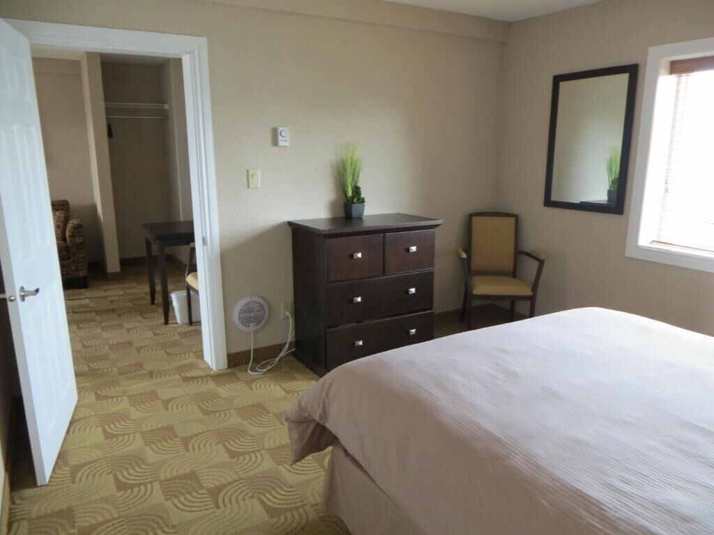 Shoreside Inn & Suites