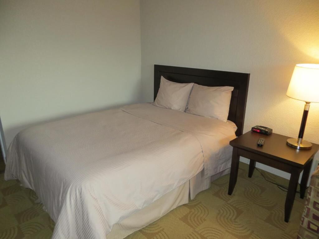Shoreside Inn & Suites