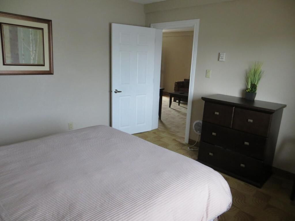 Shoreside Inn & Suites