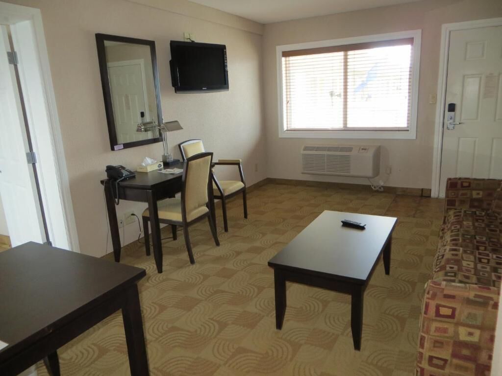 Shoreside Inn & Suites