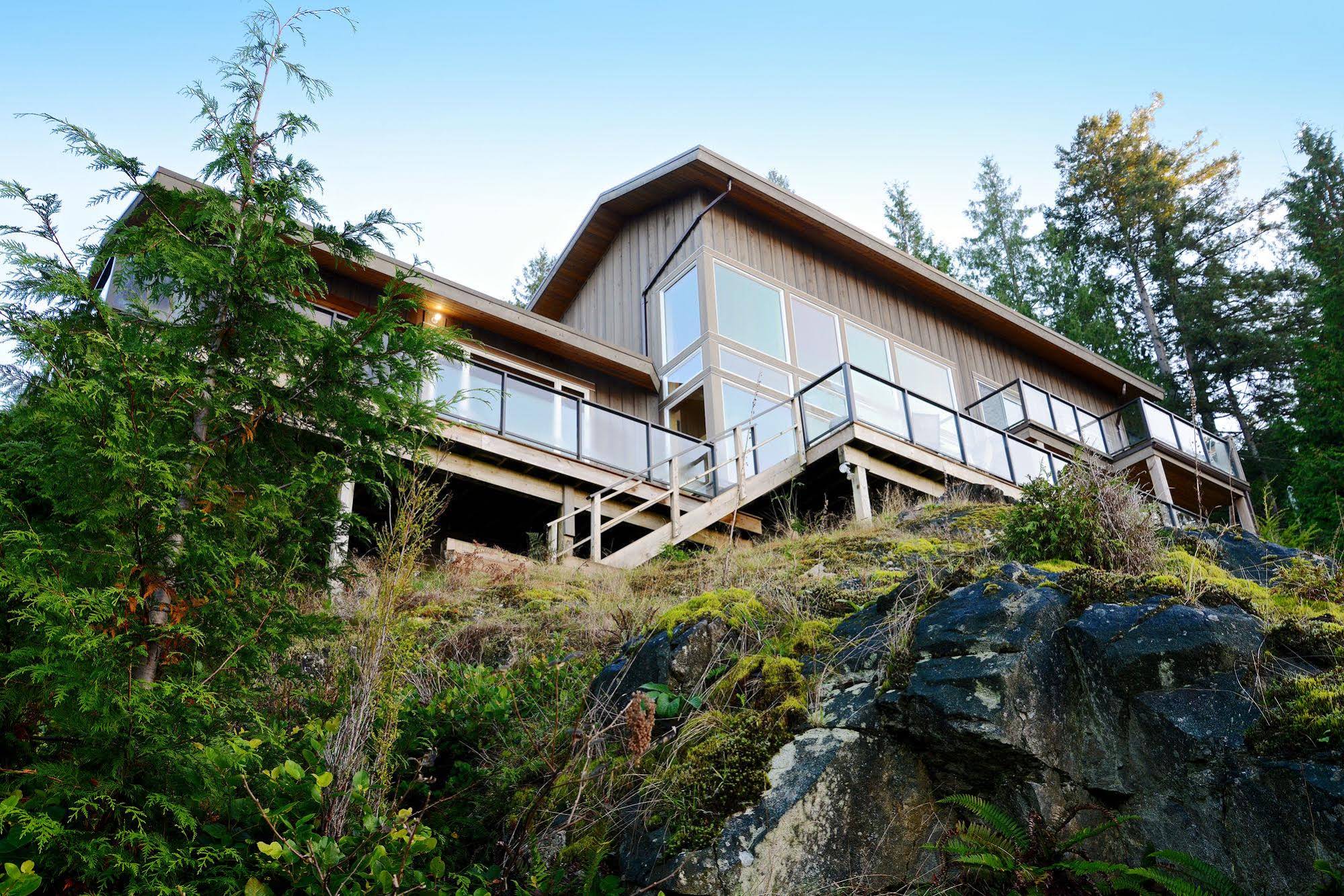 Eastman Waterfront Cottage