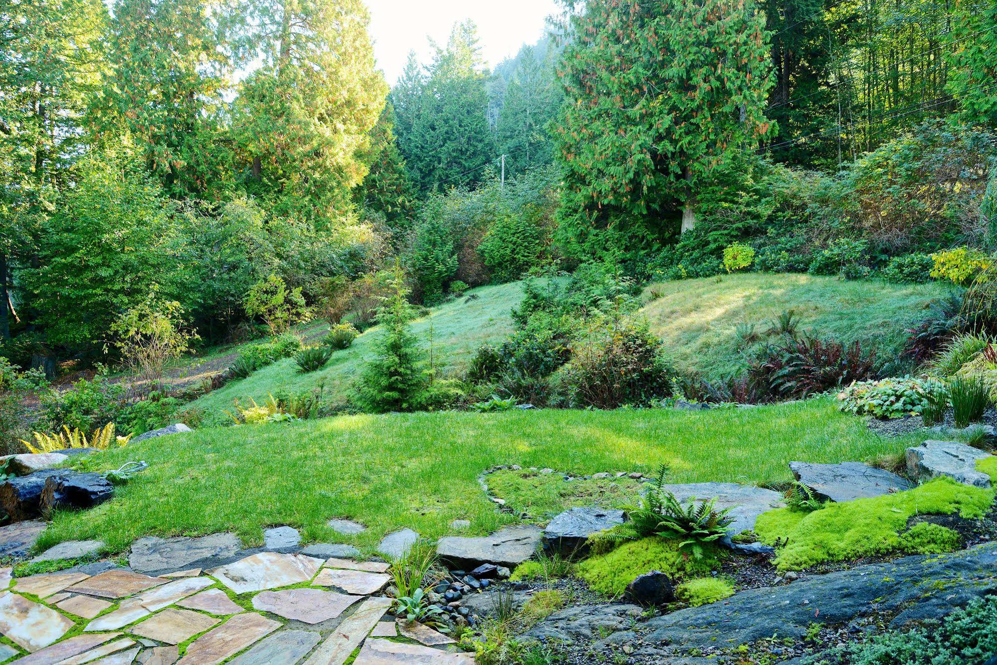 Eastman Waterfront Cottage