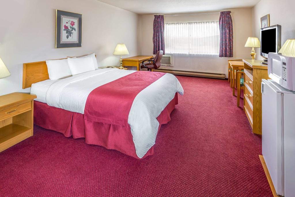 Howard Johnson by Wyndham Fort St. John