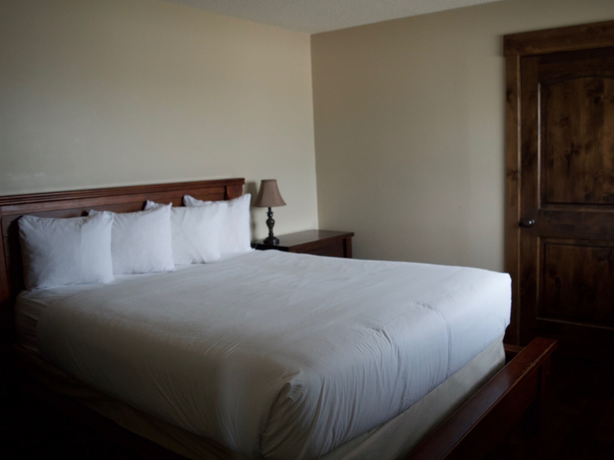 River to Peaks Inn