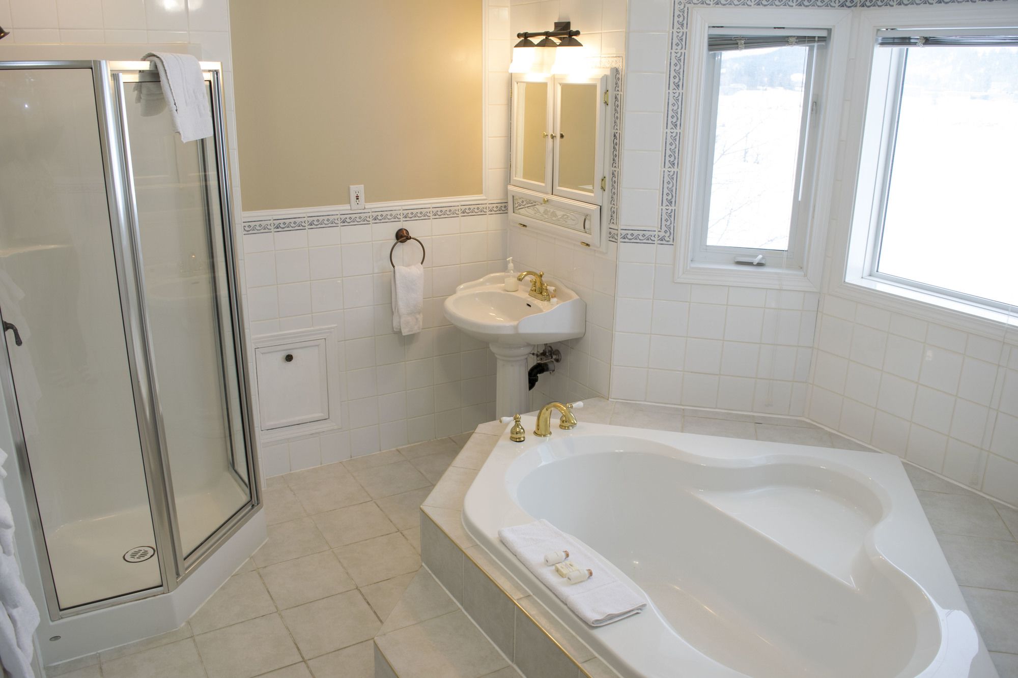 River to Peaks Inn