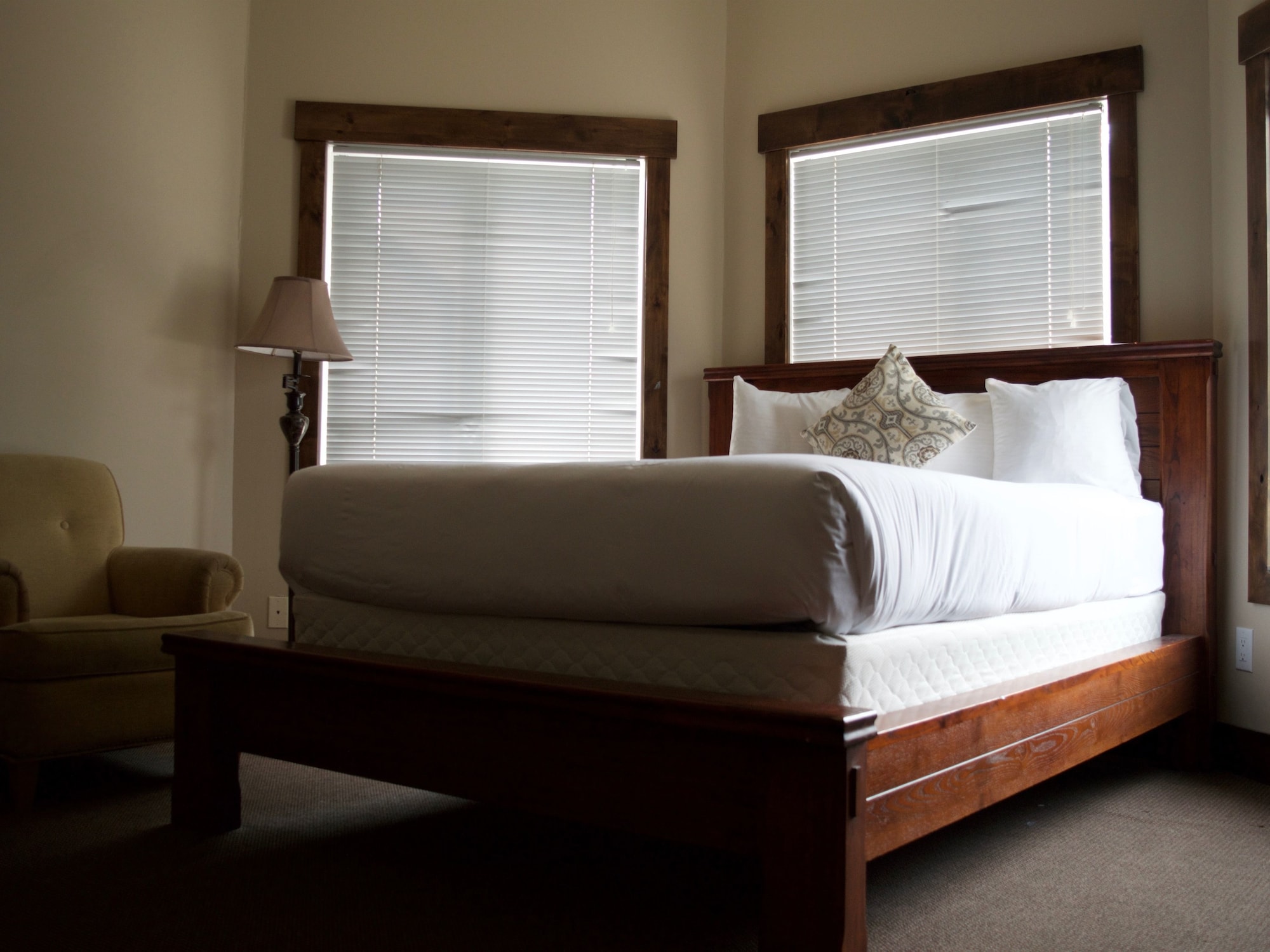 River to Peaks Inn