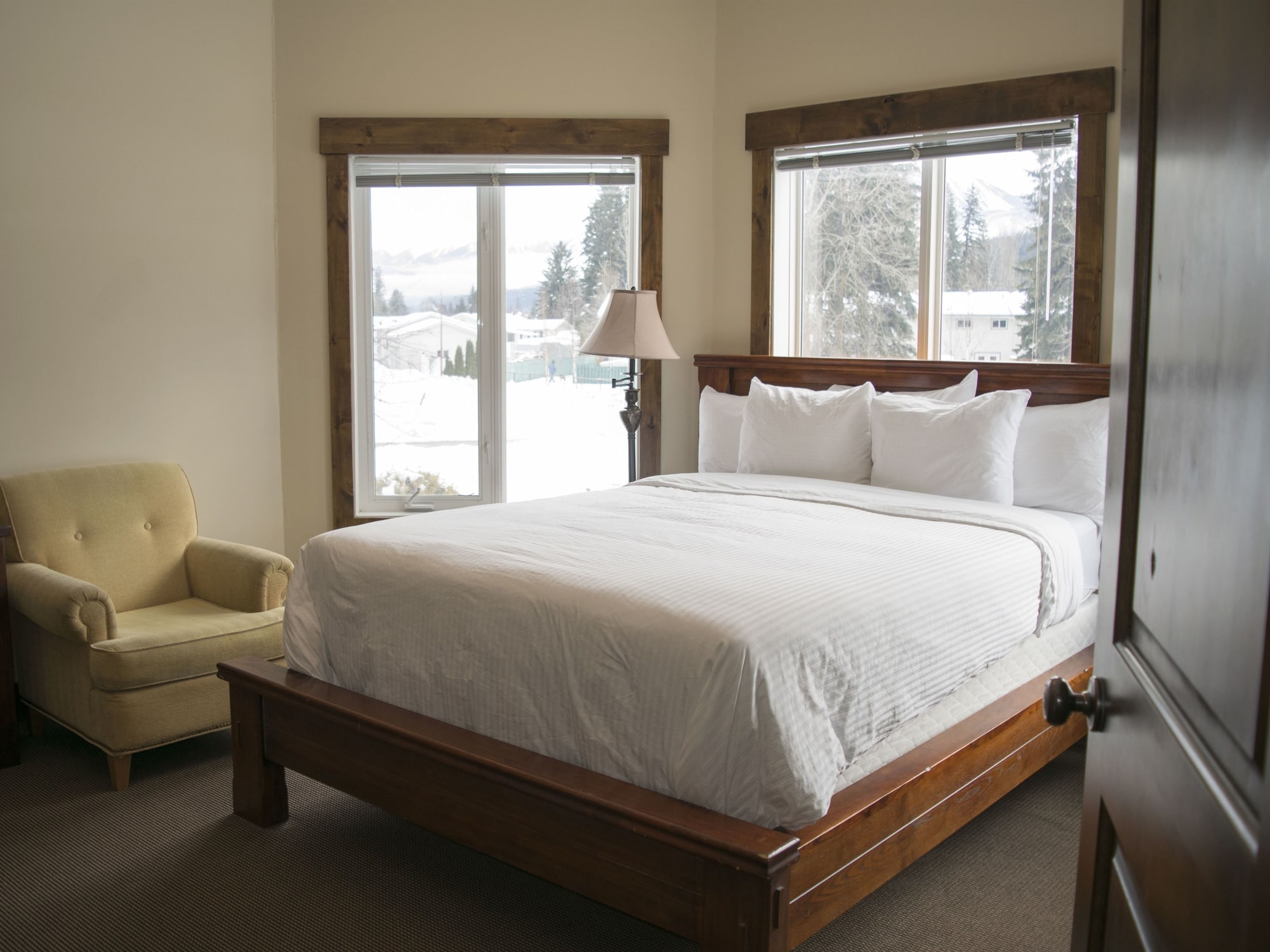 River to Peaks Inn