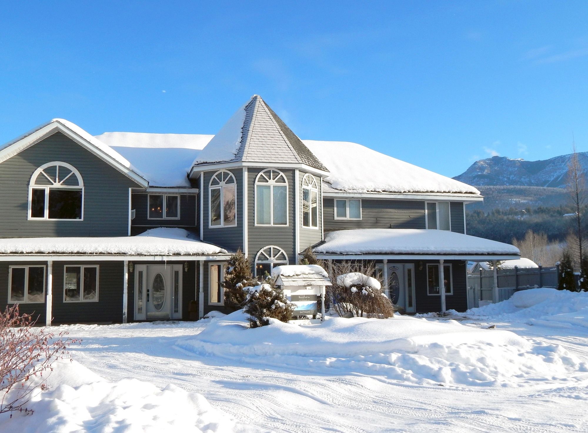River to Peaks Inn