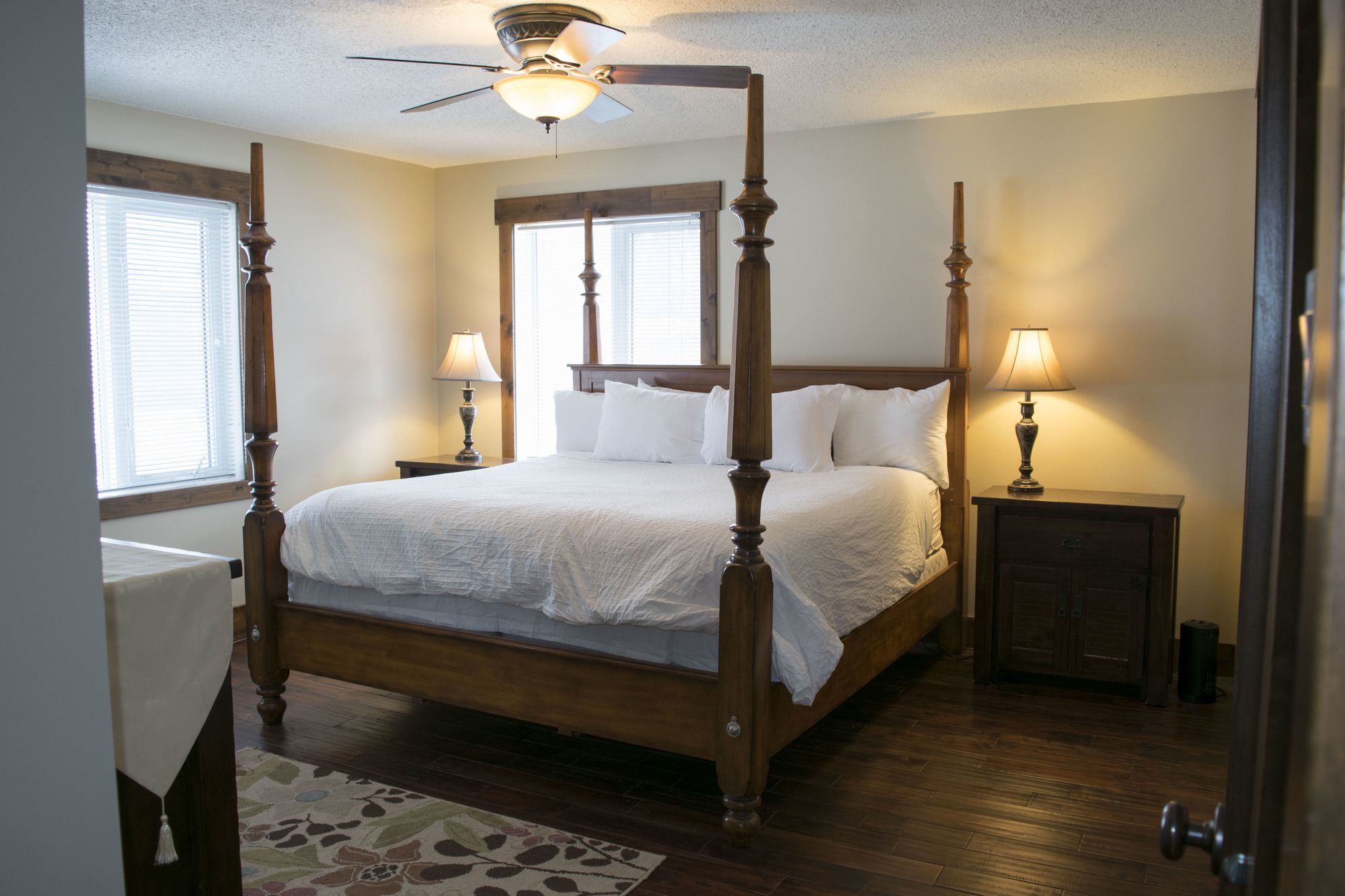 River to Peaks Inn