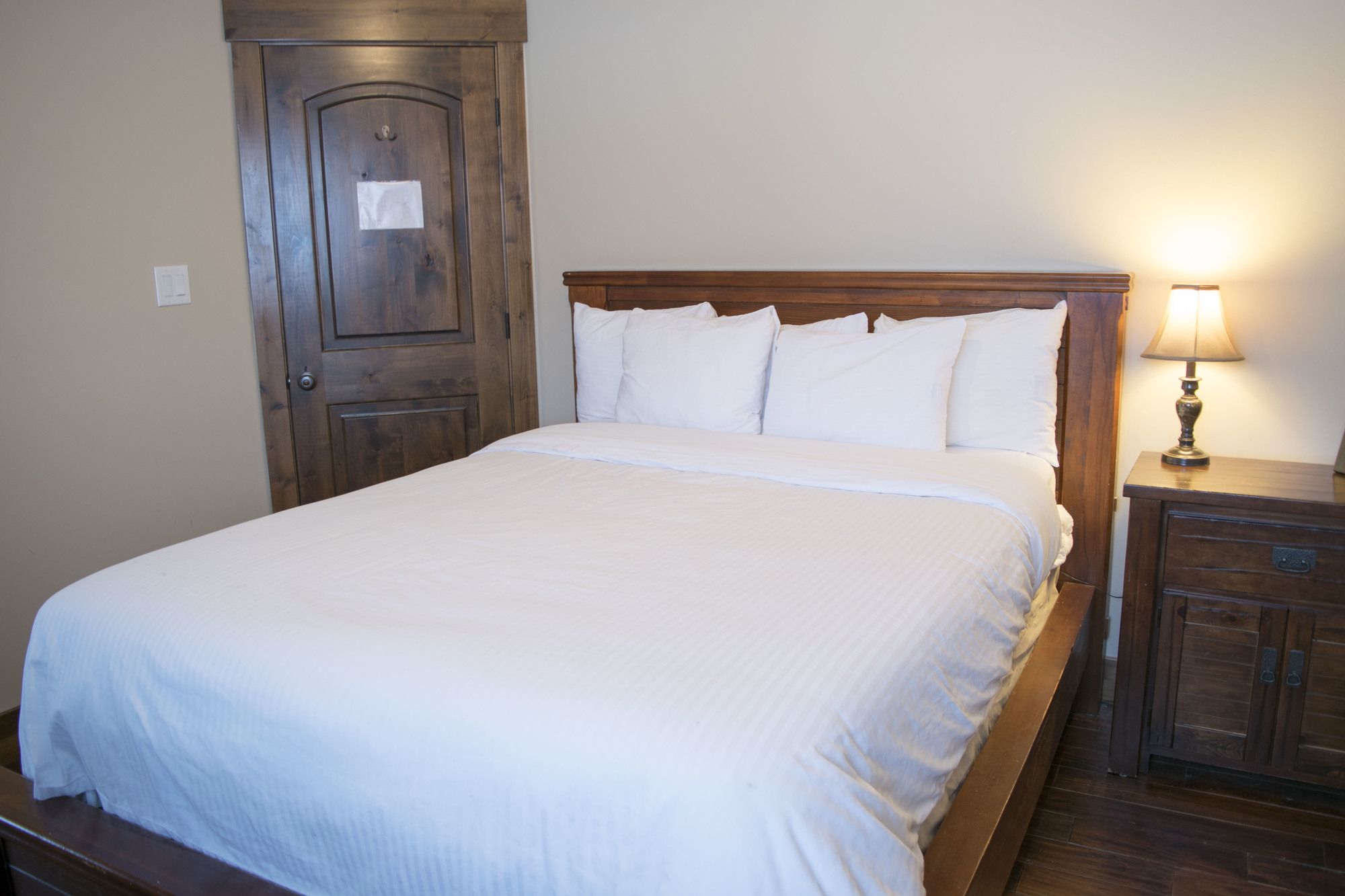 River to Peaks Inn