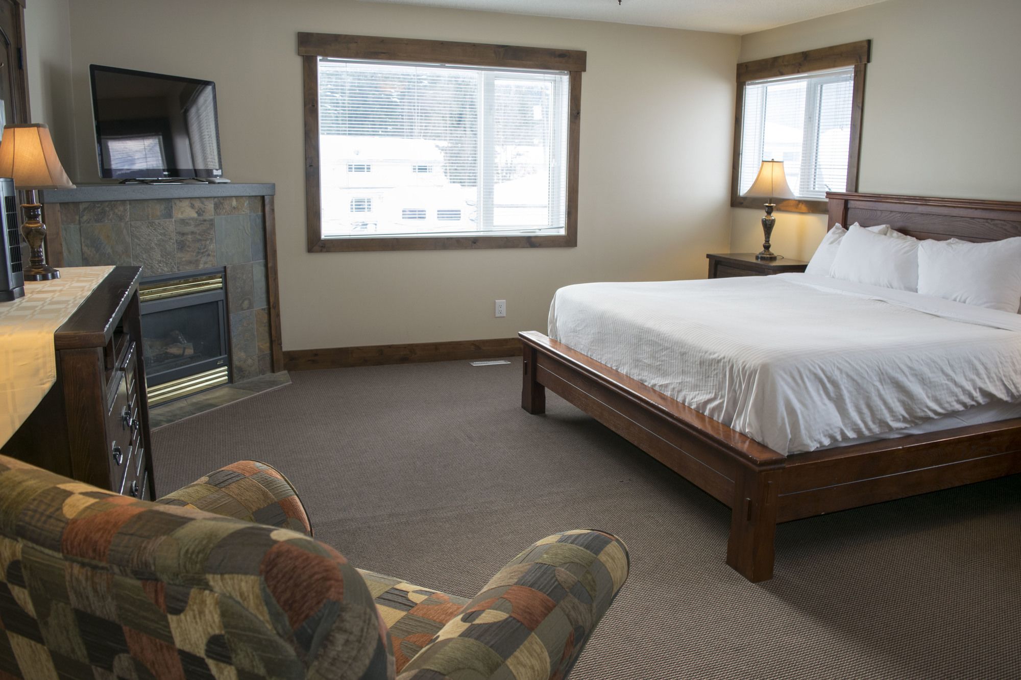 River to Peaks Inn