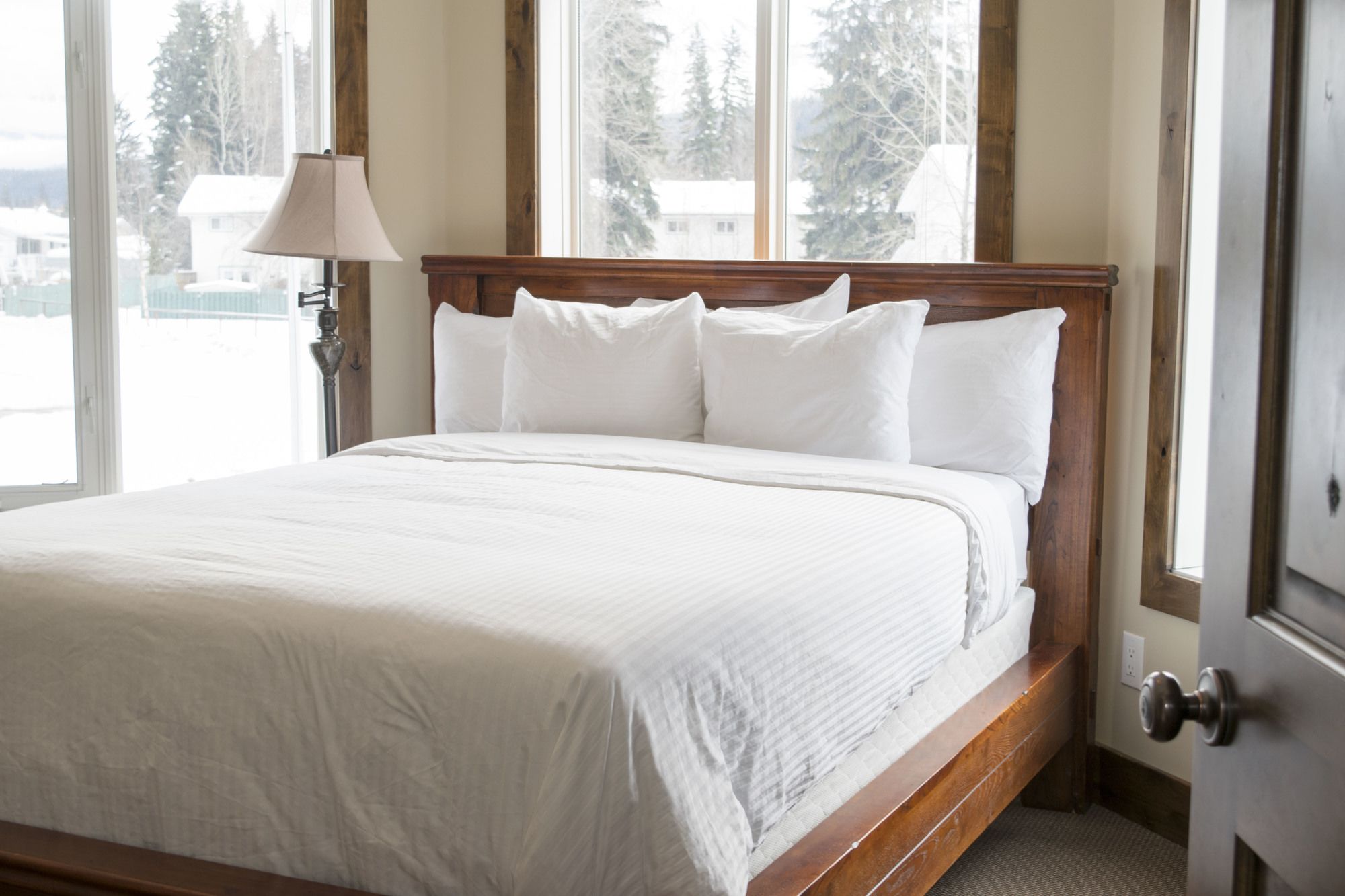 River to Peaks Inn
