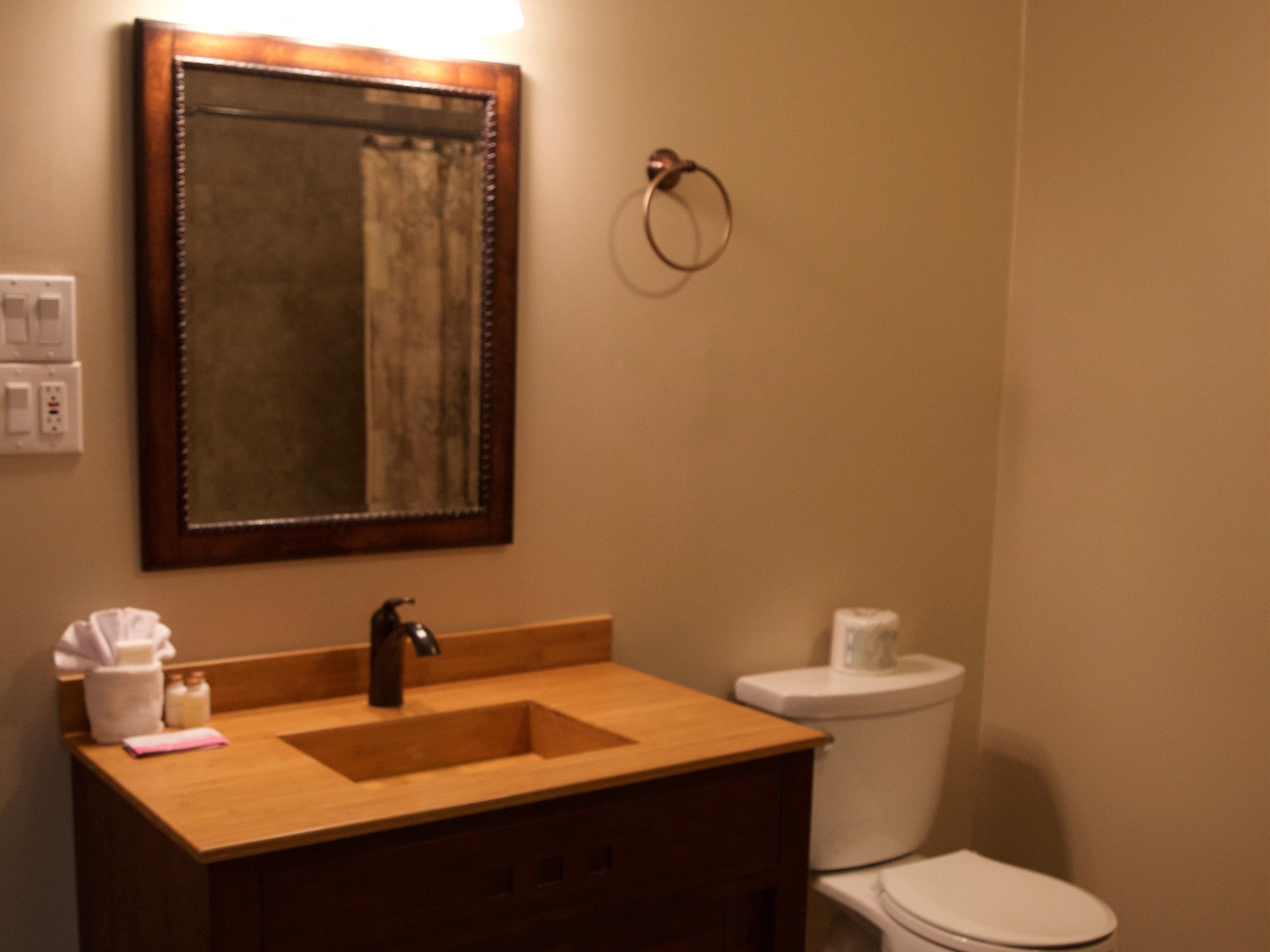 River to Peaks Inn