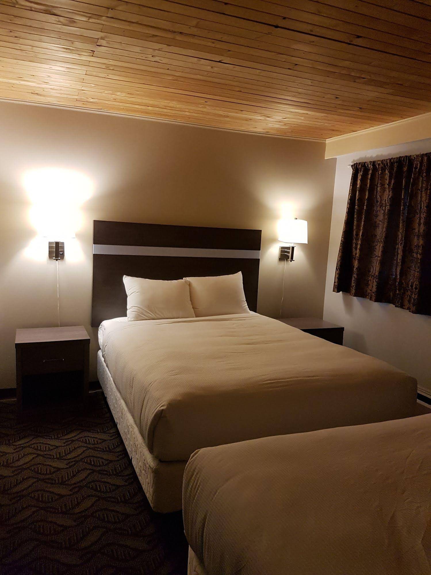 Holiday Motel And RV Resort