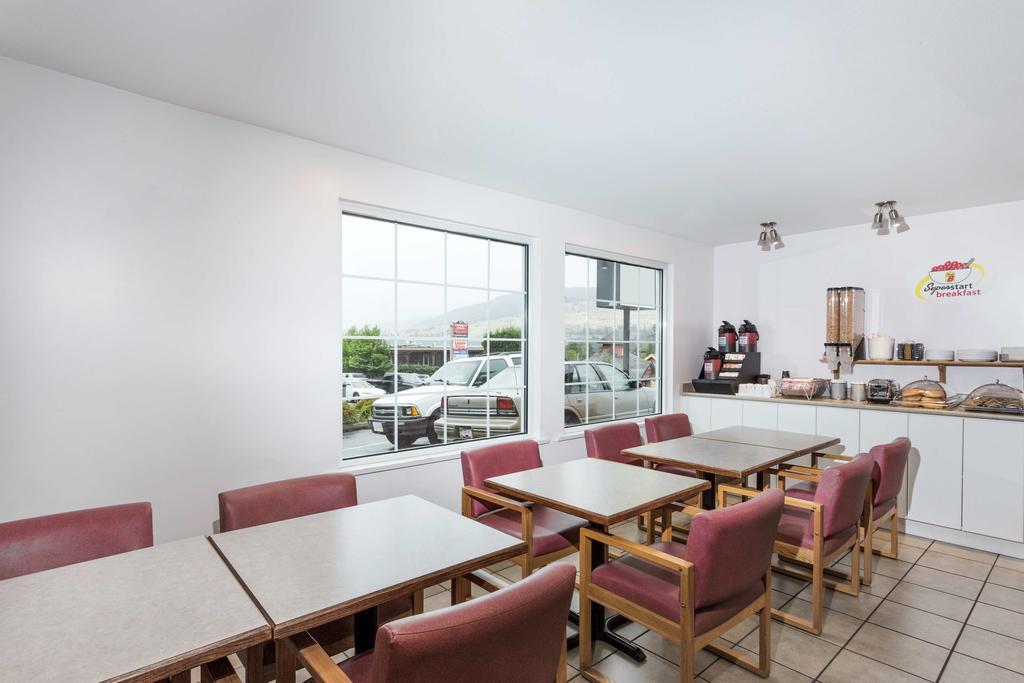 Super 8 by Wyndham Lake Country/Winfield Area