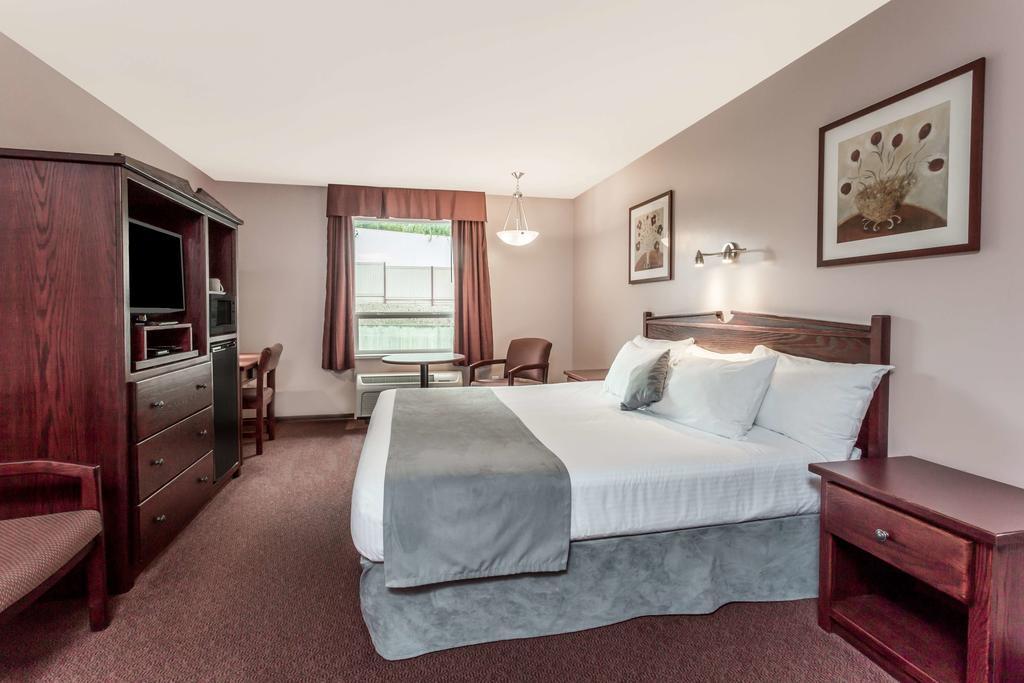 Super 8 by Wyndham Lake Country/Winfield Area