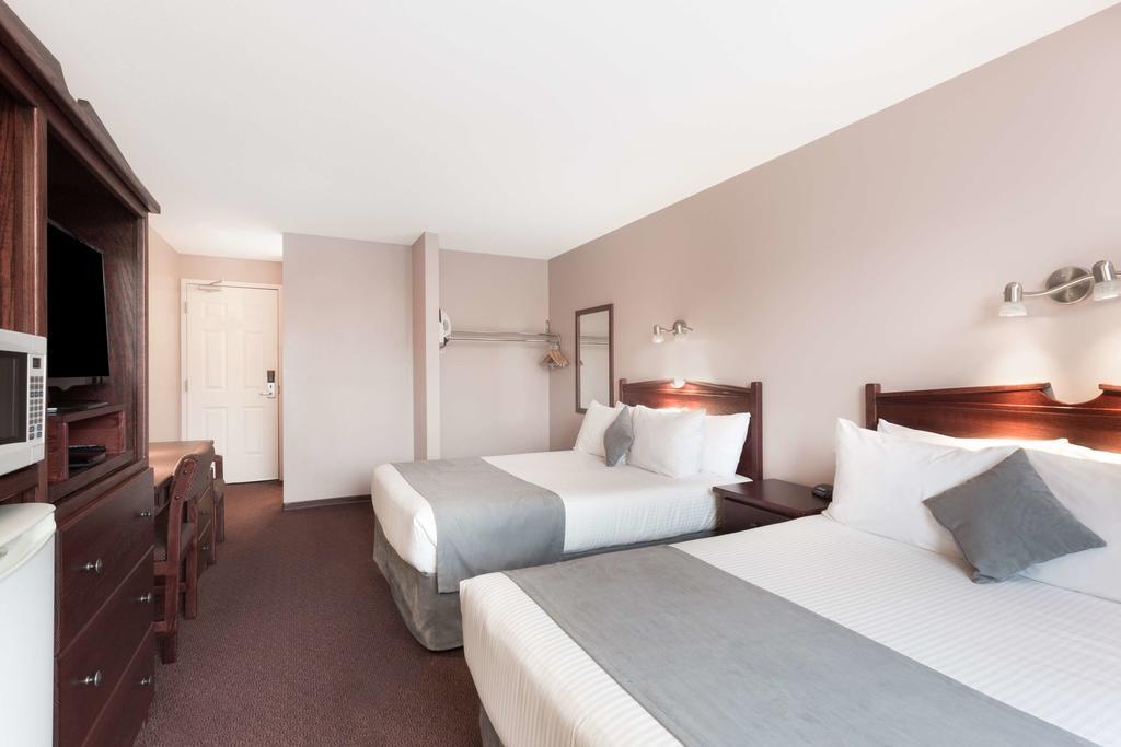 Super 8 by Wyndham Lake Country/Winfield Area