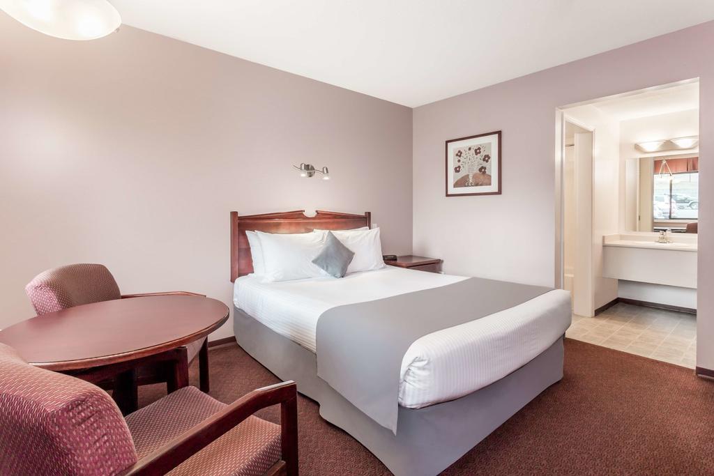 Super 8 by Wyndham Lake Country/Winfield Area