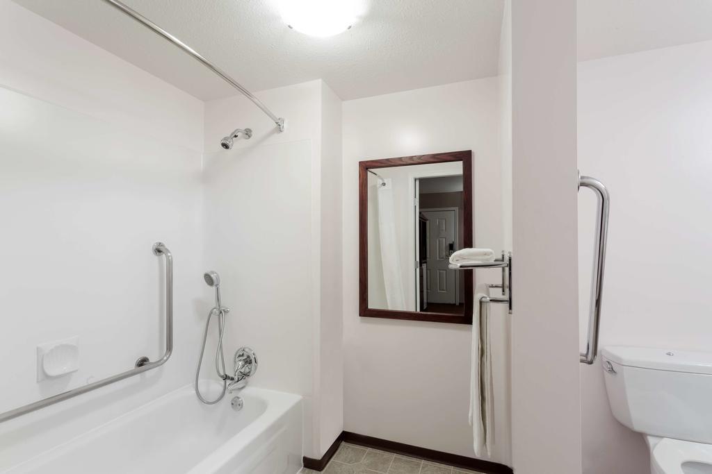 Super 8 by Wyndham Lake Country/Winfield Area