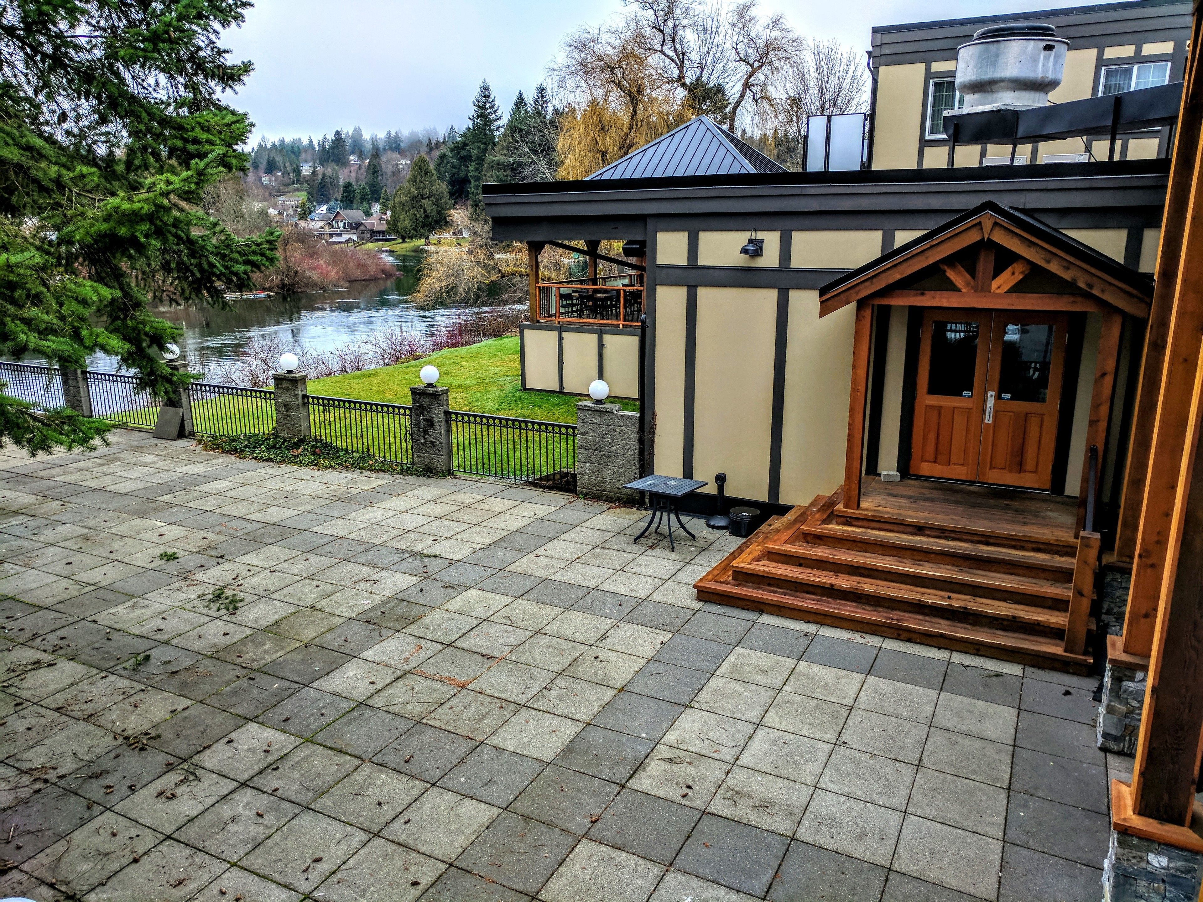 Riverside Inn