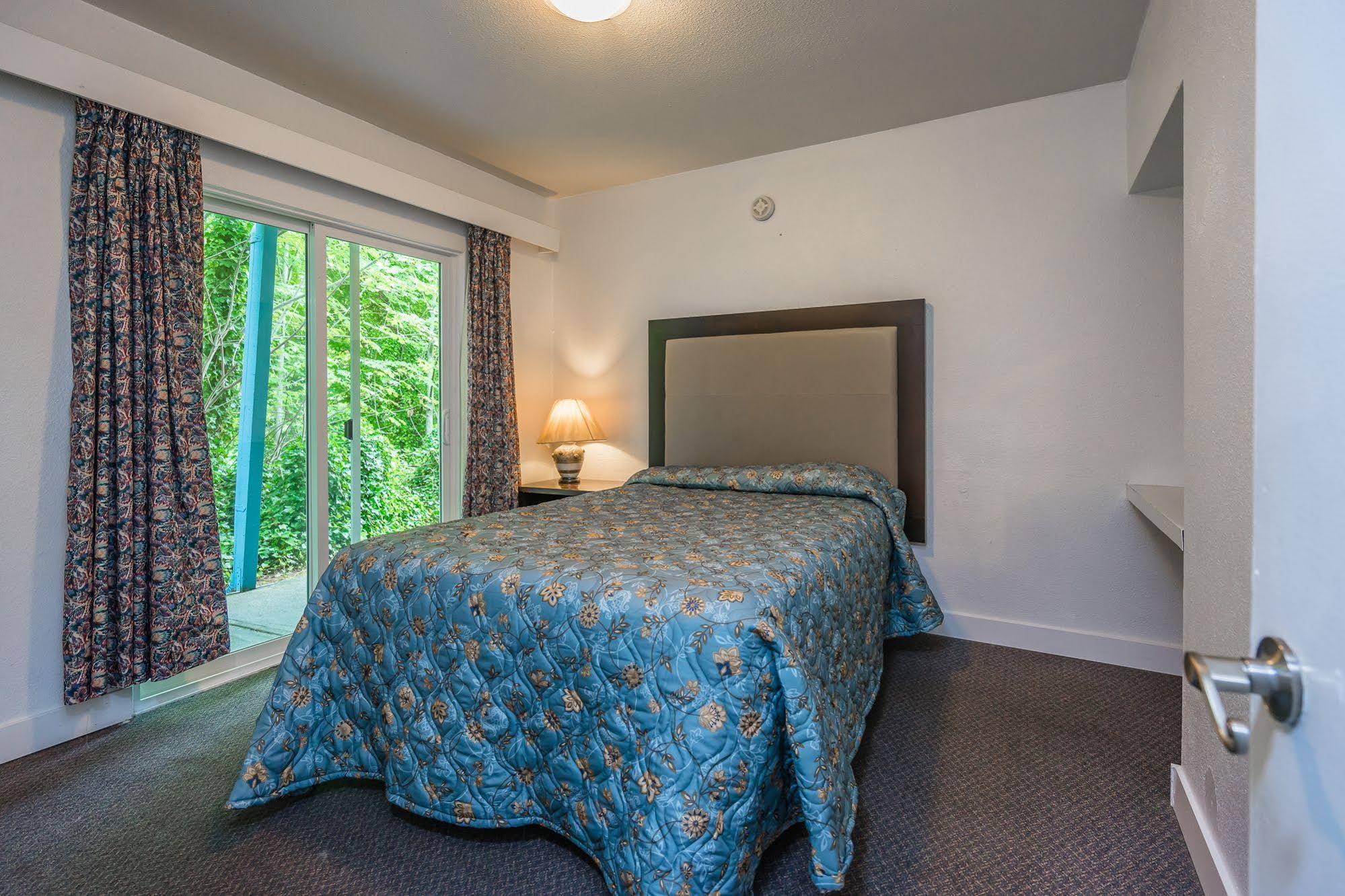 Castaway Motel