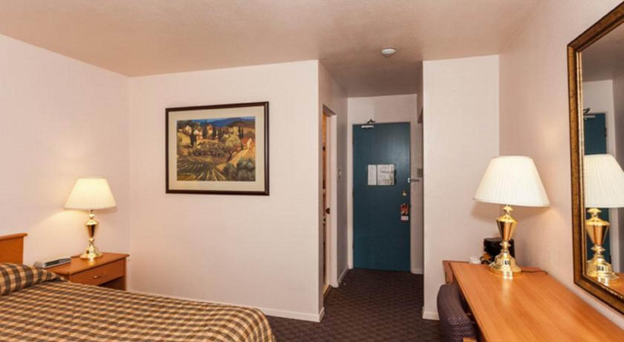 Howard Johnson by Wyndham Nanaimo Harbourside