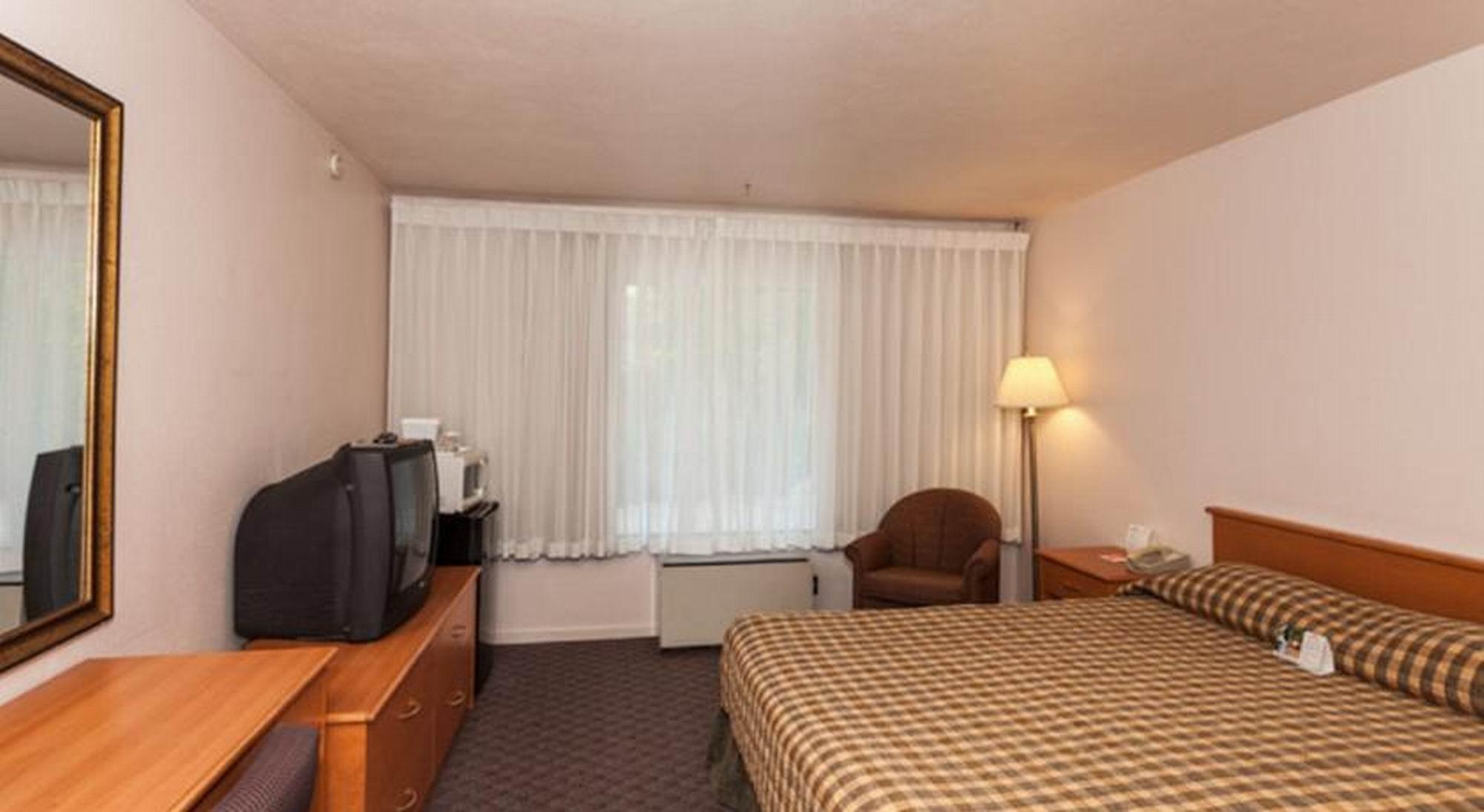 Howard Johnson by Wyndham Nanaimo Harbourside