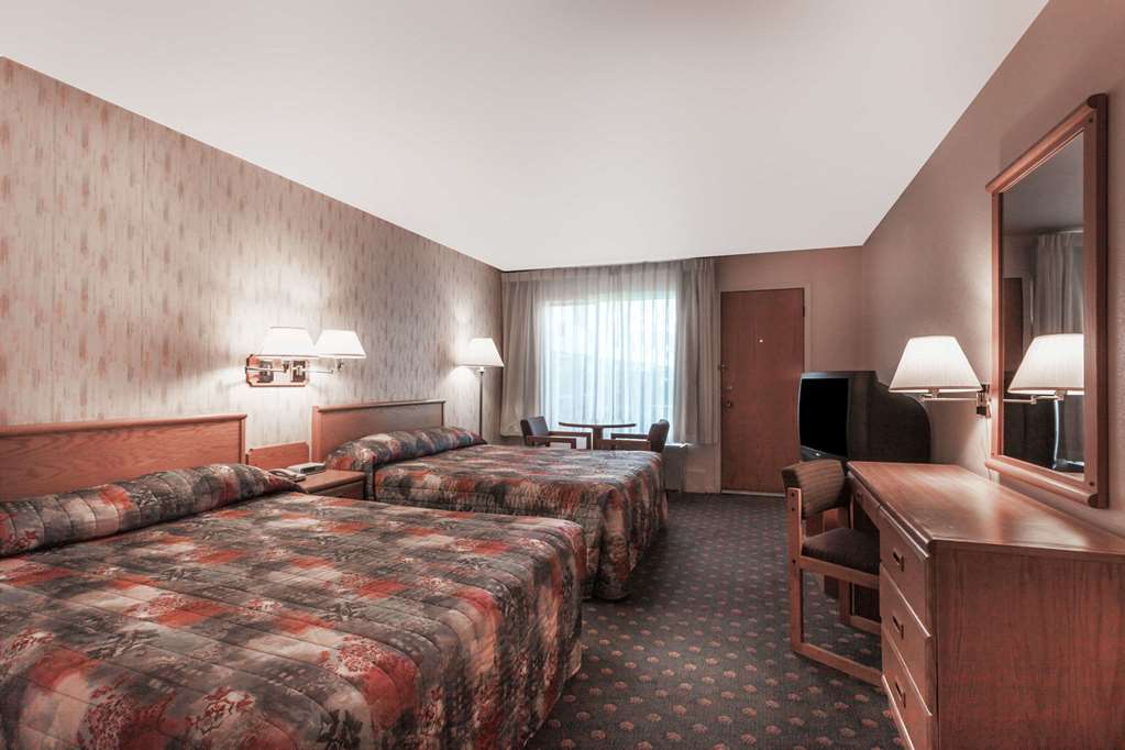 Howard Johnson by Wyndham Nanaimo Harbourside