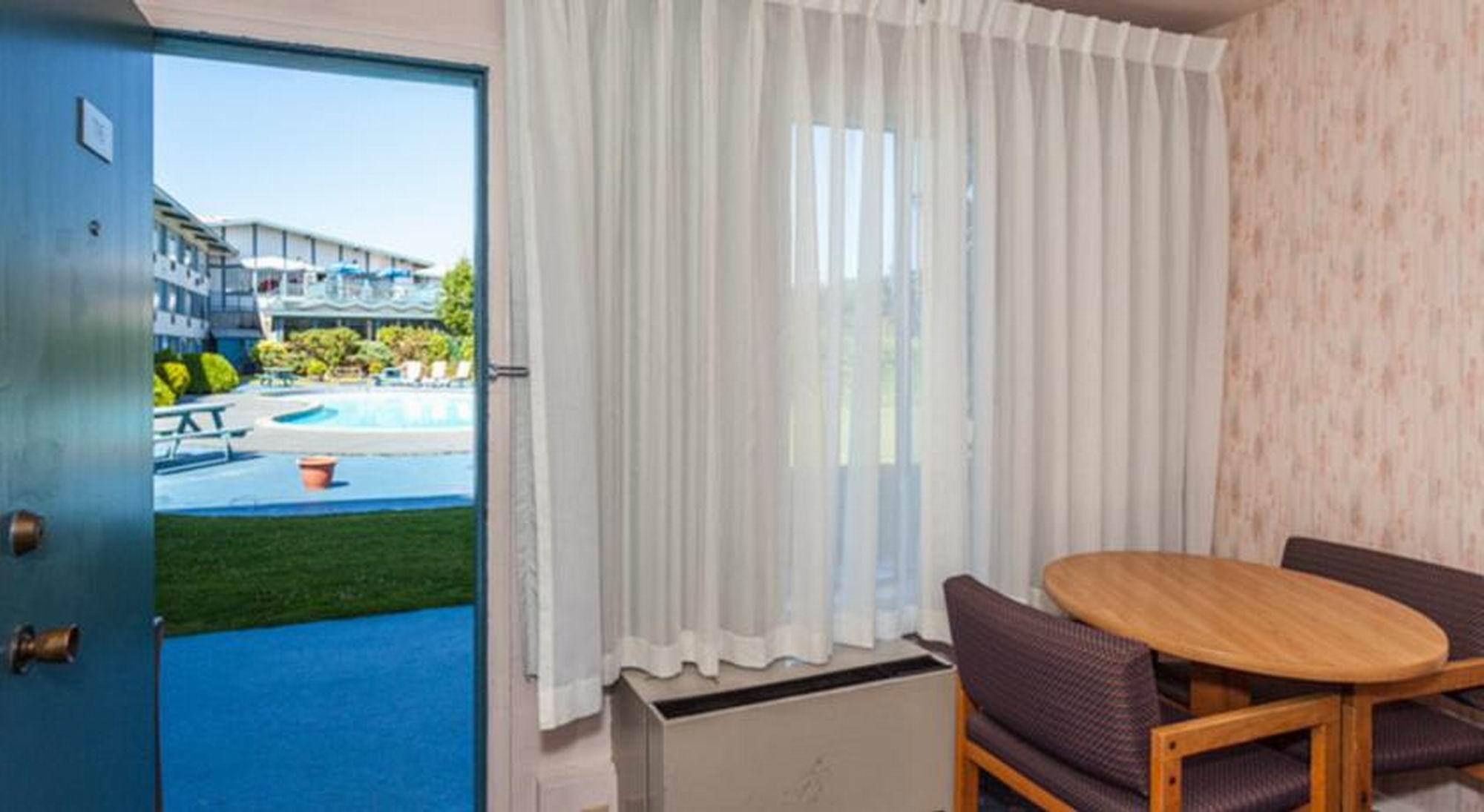 Howard Johnson by Wyndham Nanaimo Harbourside