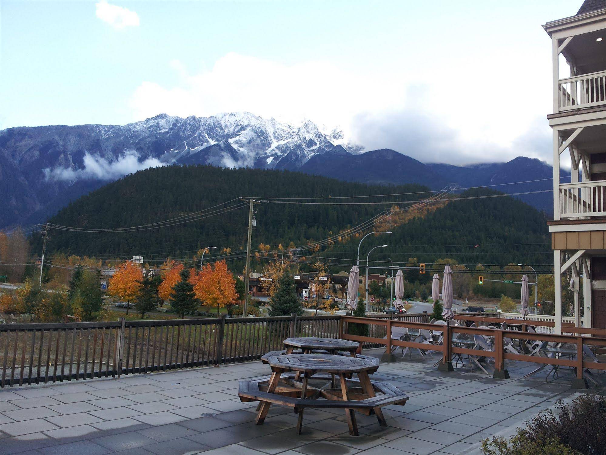 Pemberton Gateway Village Suites Hotel