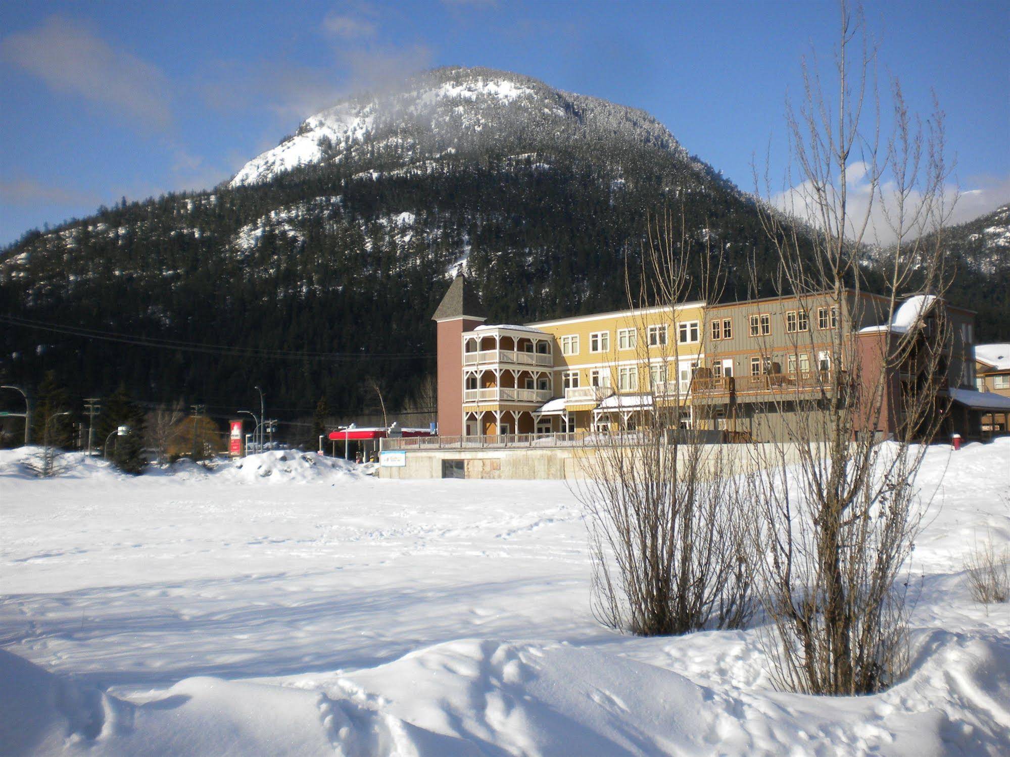 Pemberton Gateway Village Suites Hotel