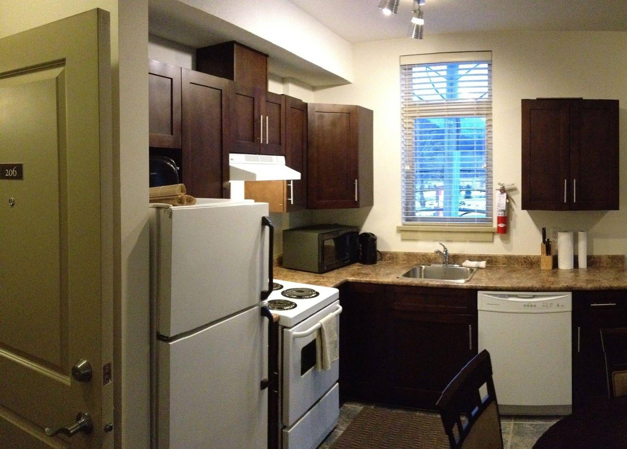 Pemberton Gateway Village Suites Hotel