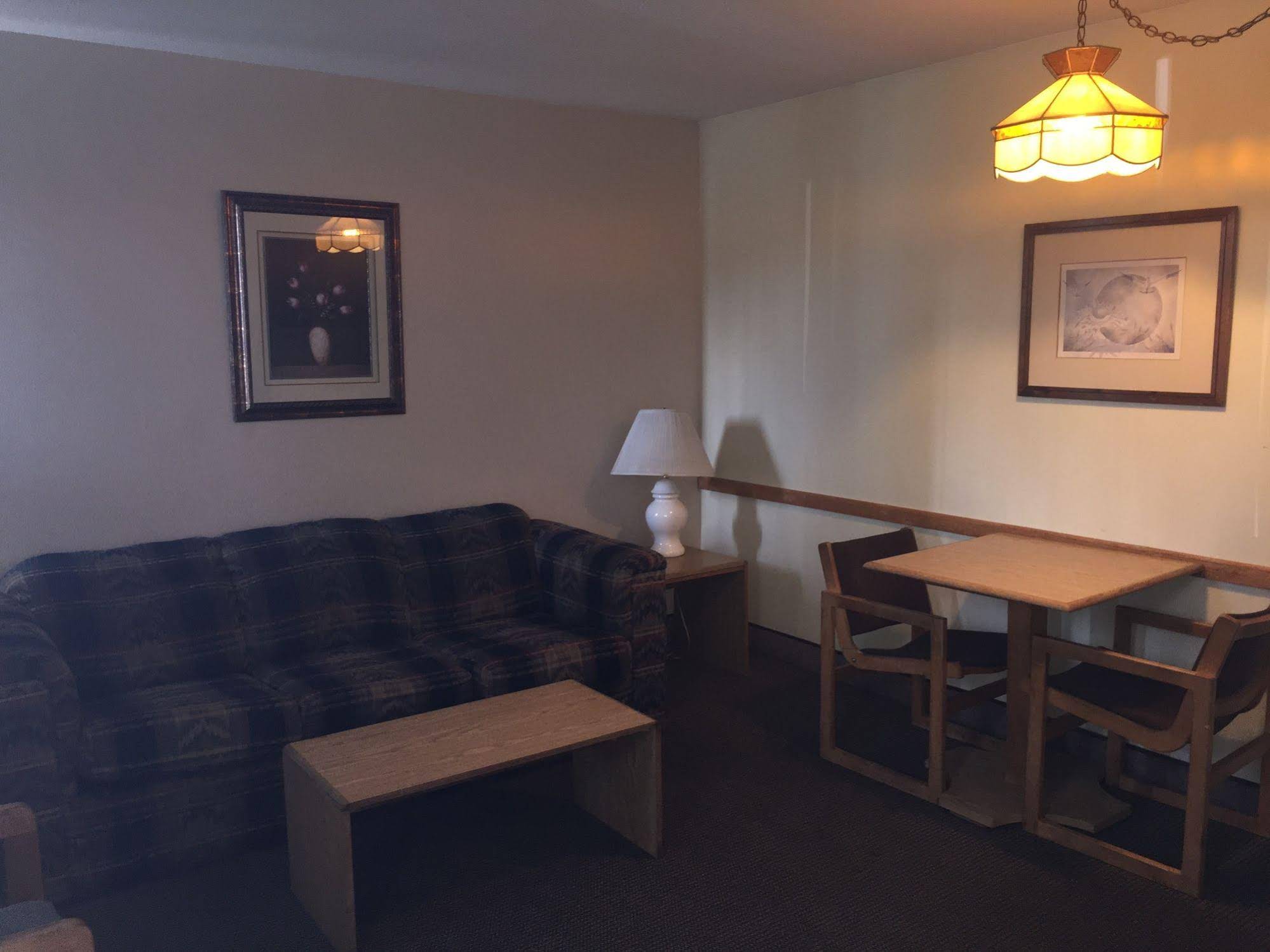 Tyee Village Motel