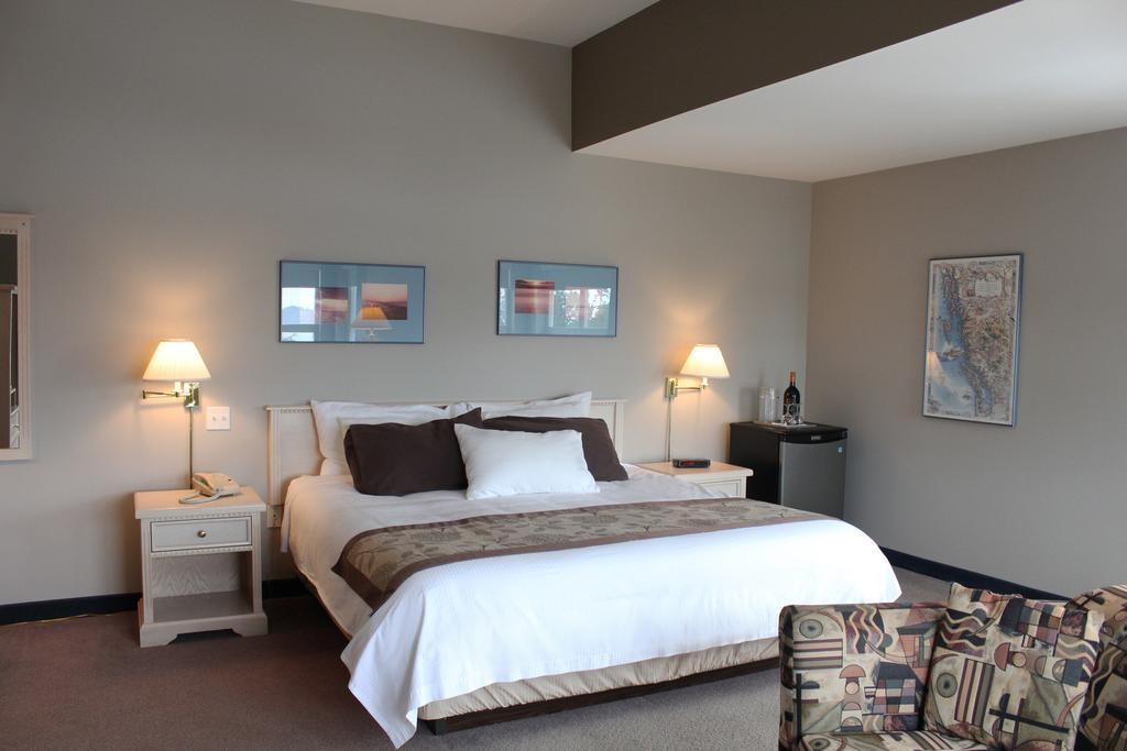 Quarterdeck Inn & Marina Resort