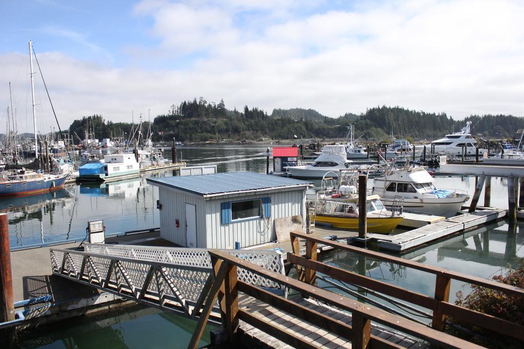 Quarterdeck Inn & Marina Resort