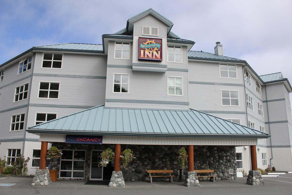 Quarterdeck Inn & Marina Resort