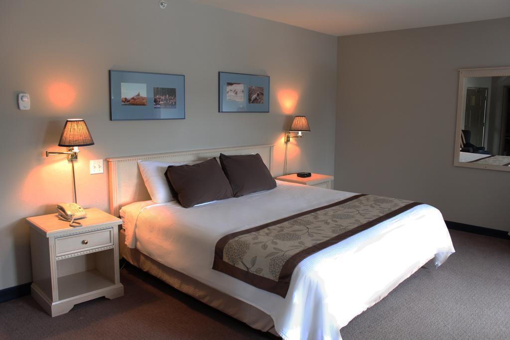 Quarterdeck Inn & Marina Resort