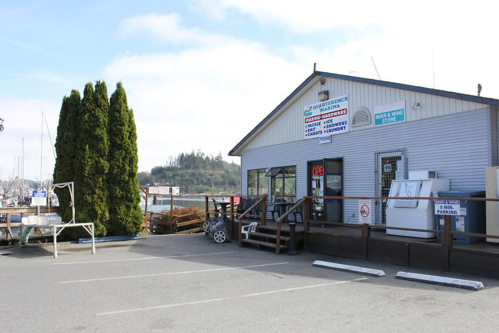 Quarterdeck Inn & Marina Resort