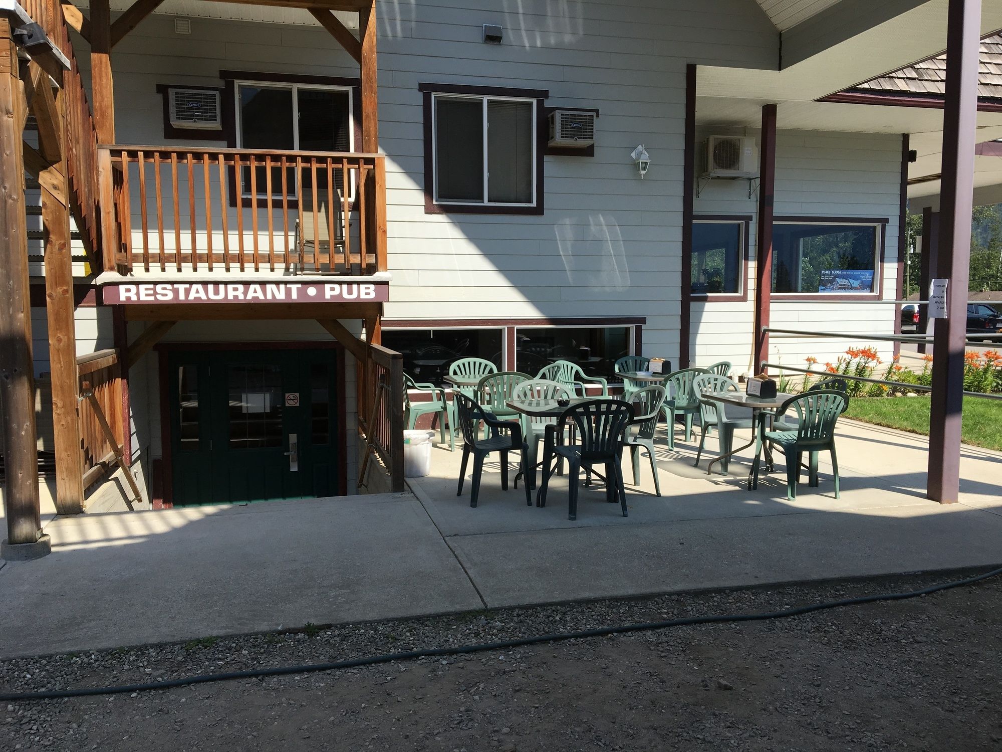 Peaks Lodge