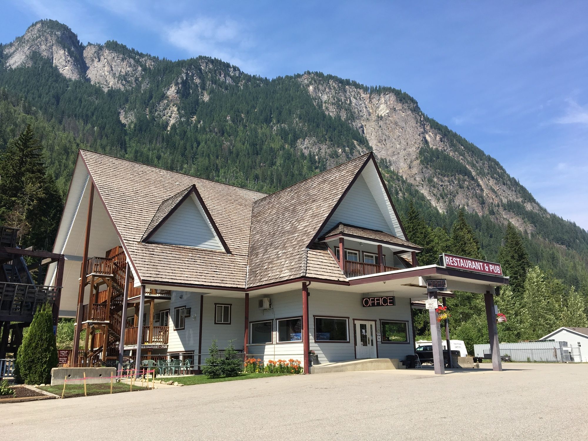 Peaks Lodge