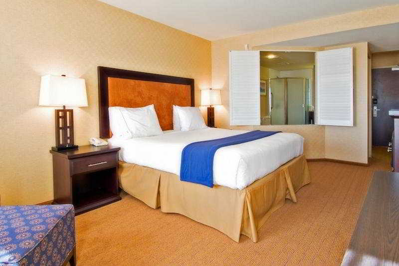 Holiday Inn Express & Suites Riverport