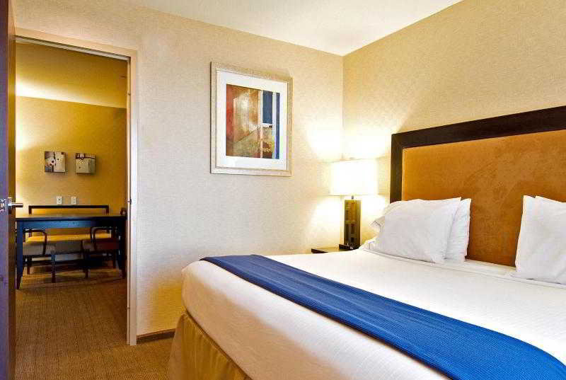 Holiday Inn Express & Suites Riverport