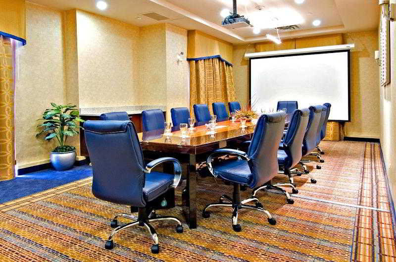 Holiday Inn Express & Suites Riverport