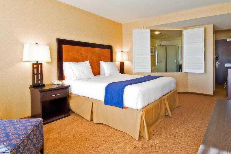 Holiday Inn Express & Suites Riverport
