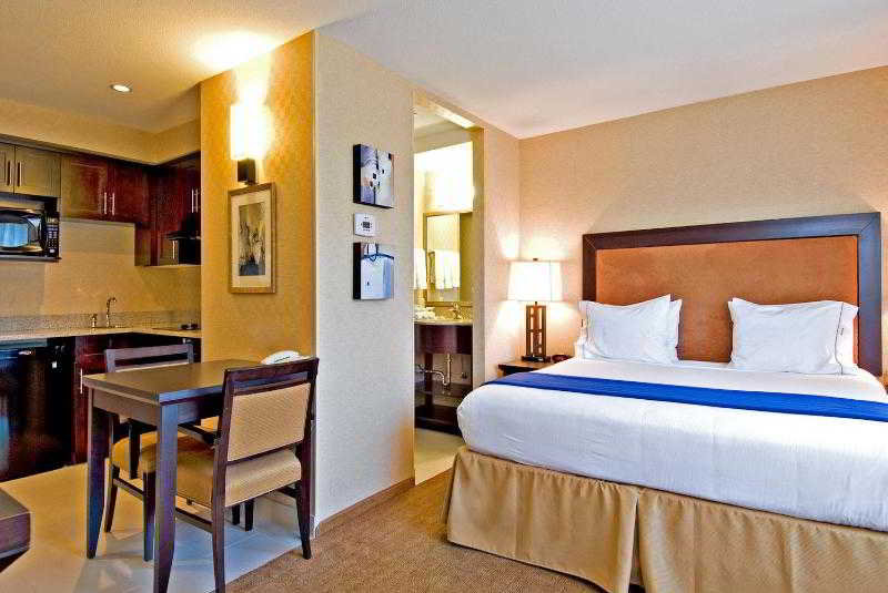 Holiday Inn Express & Suites Riverport