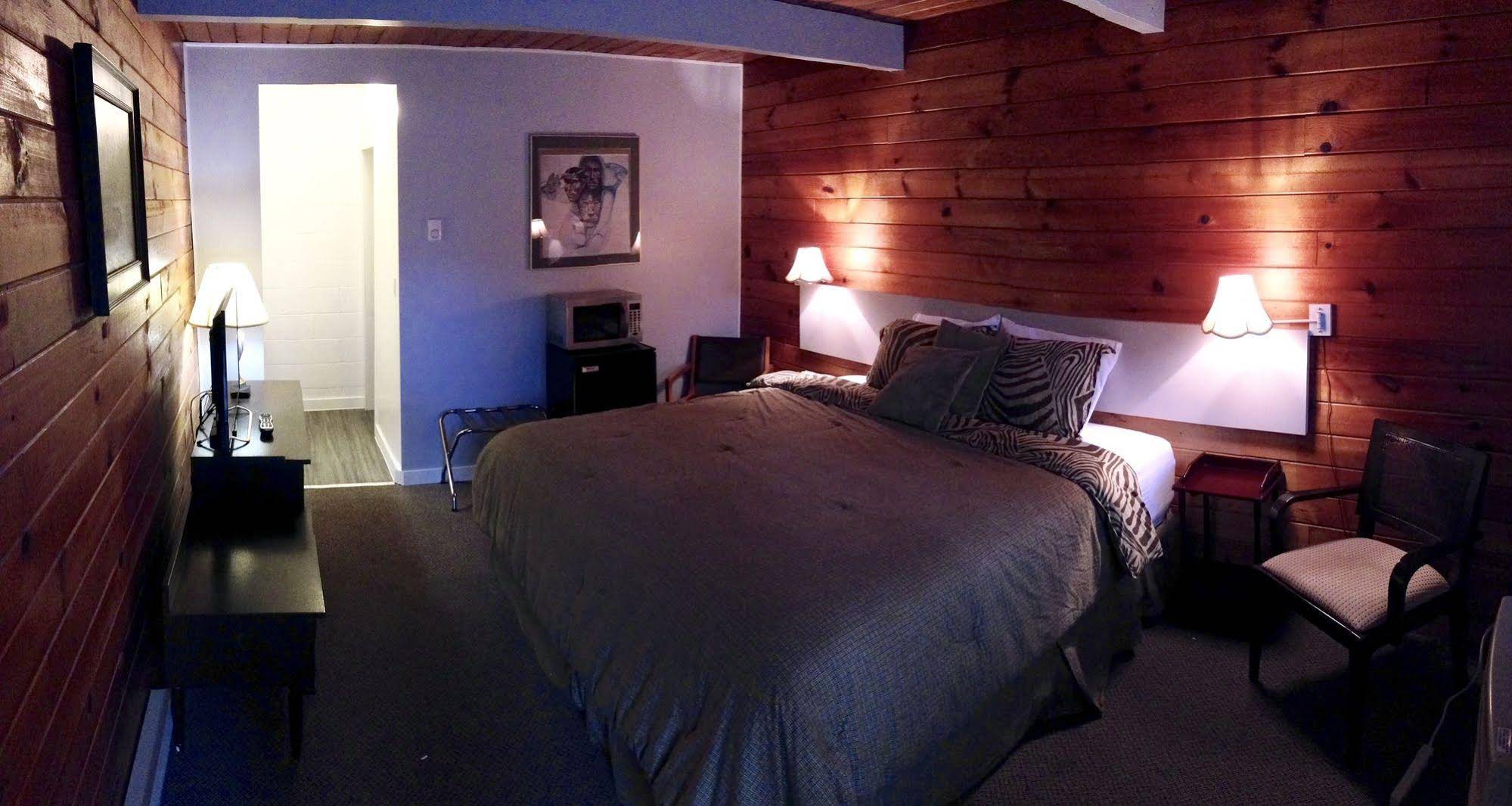 Pines Motel